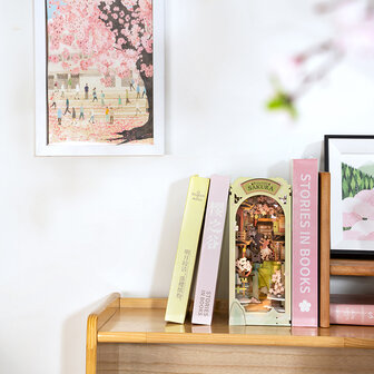 DIY Book Nook Boekensteun Falling Sakura, Robotime