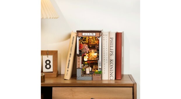 Robotime, DIY Book Nook Boekensteun Sakura Wine Alley